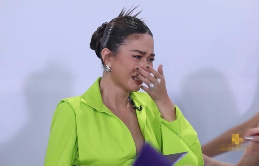 Mau Thuy burst into tears on set, all comforted except Ha Anh-5
