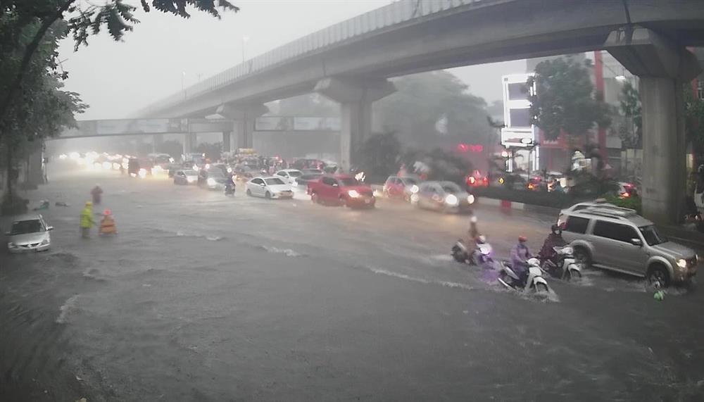 Mưa lớn, hàng loạt tuyến phố ở Hà Nội ngập nặng-1
