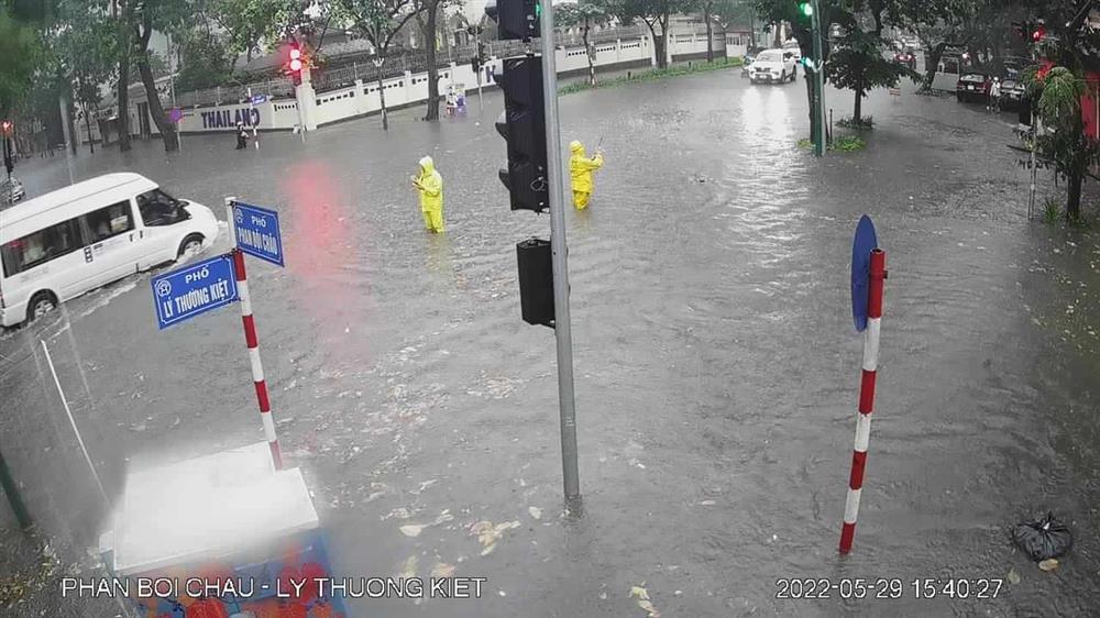 Mưa lớn, hàng loạt tuyến phố ở Hà Nội ngập nặng-2