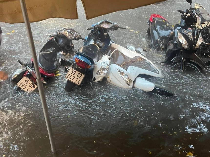 Mưa lớn, hàng loạt tuyến phố ở Hà Nội ngập nặng-7