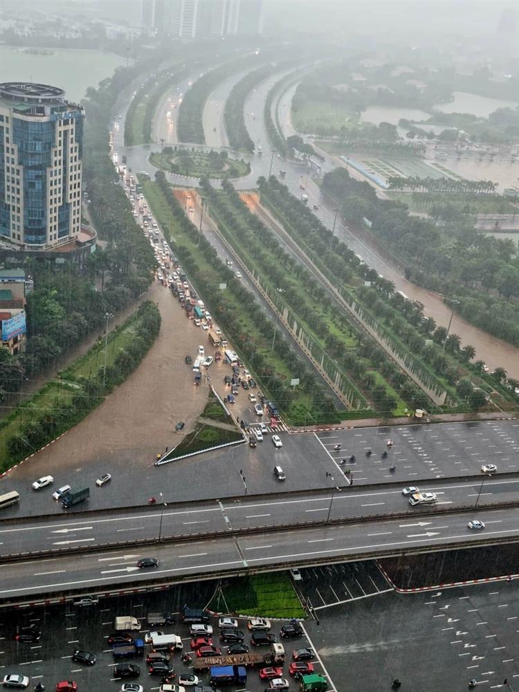 Mưa lớn, hàng loạt tuyến phố ở Hà Nội ngập nặng-9