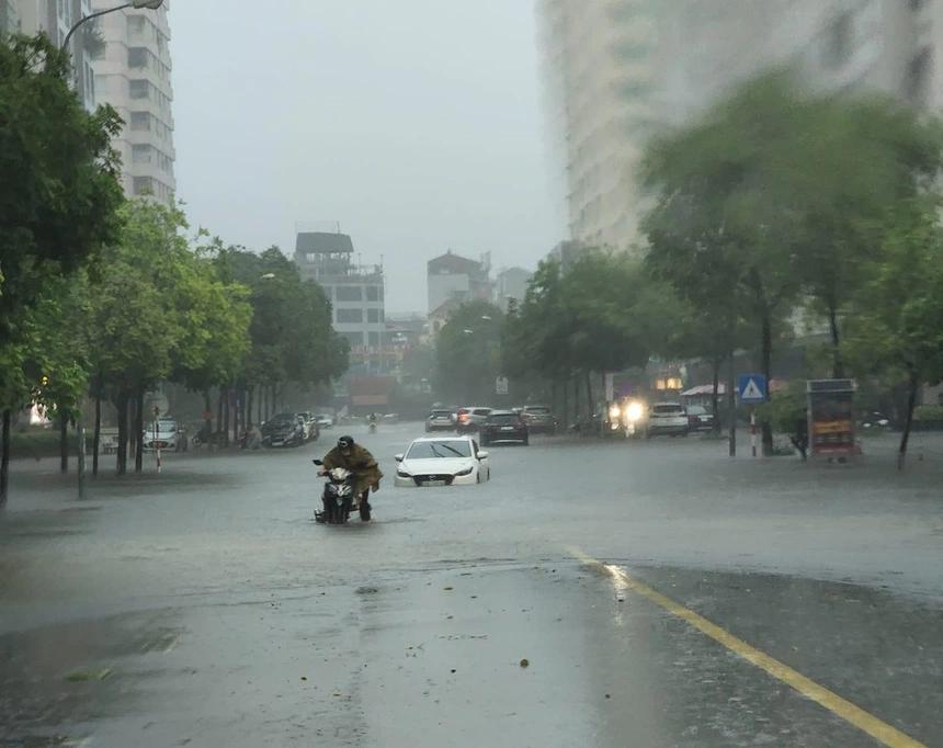 Mưa lớn, hàng loạt tuyến phố ở Hà Nội ngập nặng-11