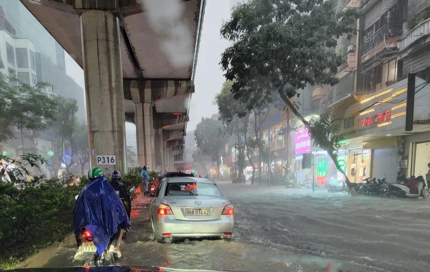 Mưa lớn, hàng loạt tuyến phố ở Hà Nội ngập nặng-12