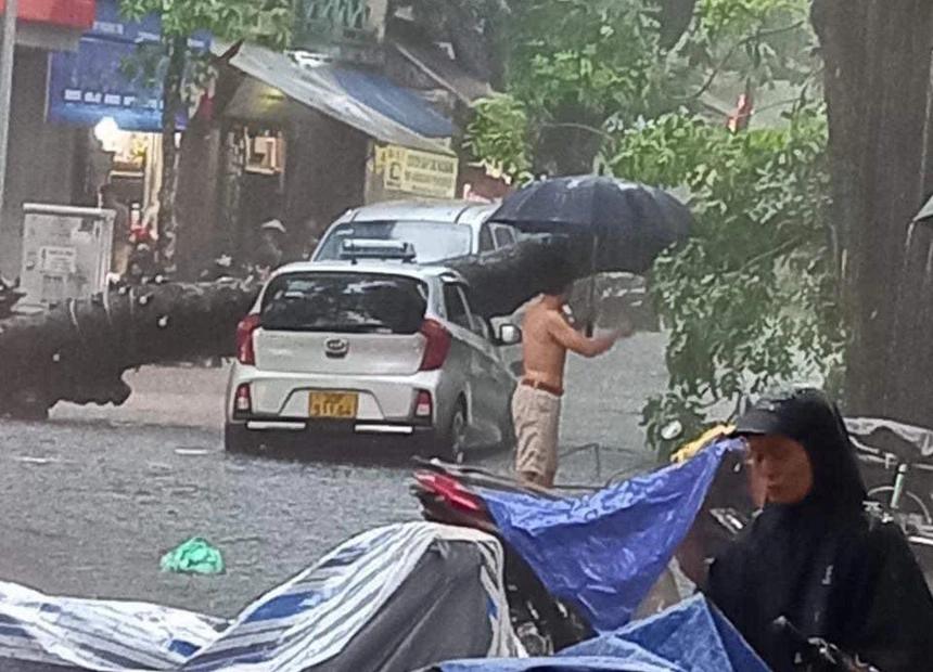 Mưa lớn, hàng loạt tuyến phố ở Hà Nội ngập nặng-13