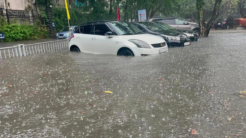 Mưa lớn, hàng loạt tuyến phố ở Hà Nội ngập nặng-14