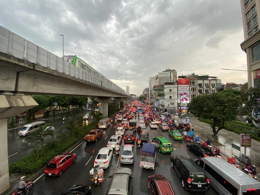 Mưa lớn, hàng loạt tuyến phố ở Hà Nội ngập nặng-16