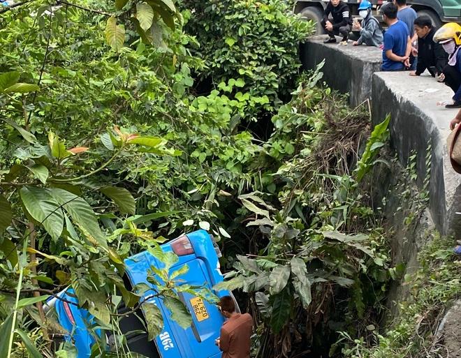 Ô tô khách chở 30 người lao xuống vực ở Tam Đảo-1