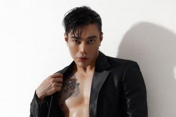 Le Duong told Lam to show off his 6-pack body at the gym