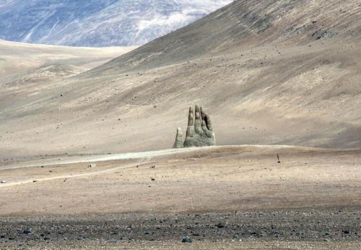 Bàn tay khổng lồ giữa hư không - điểm check in sa mạc ấn tượng-2