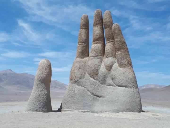 Bàn tay khổng lồ giữa hư không - điểm check in sa mạc ấn tượng-3