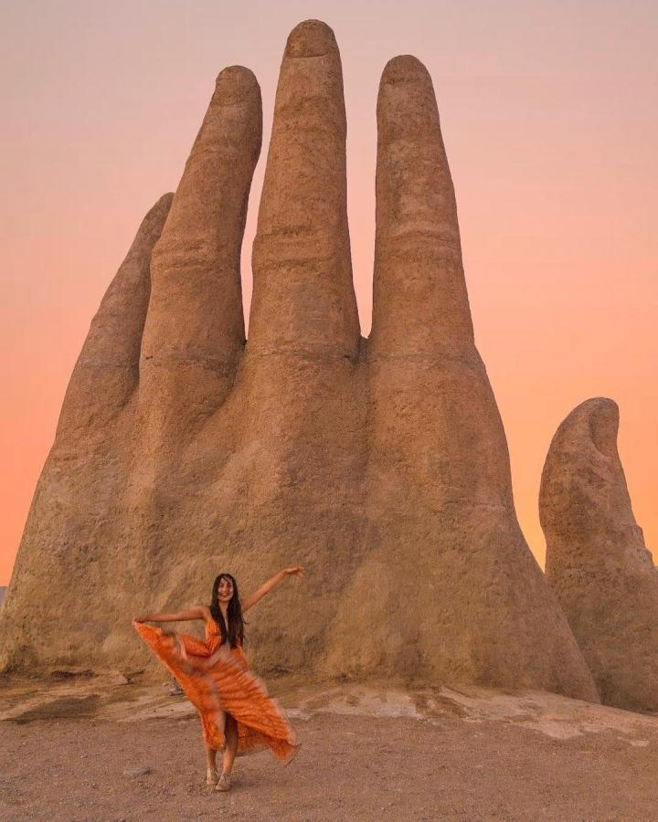 Bàn tay khổng lồ giữa hư không - điểm check in sa mạc ấn tượng-8