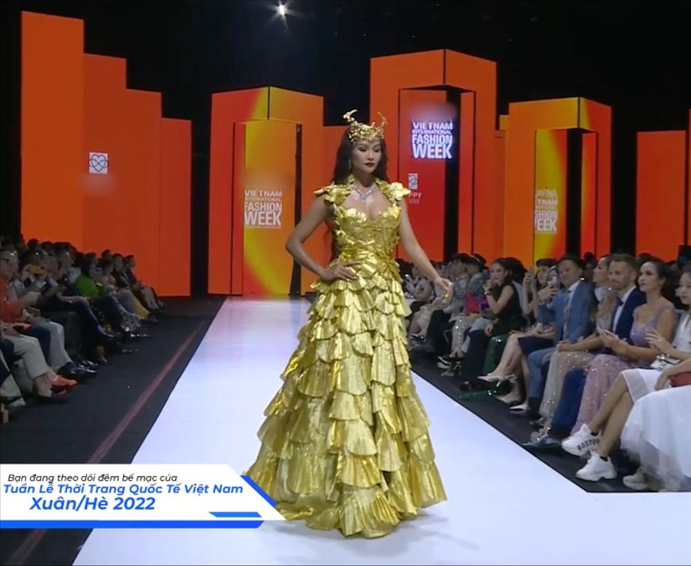 HHen Niê xử lý tinh tế dù gặp sự cố khi làm vedette-2