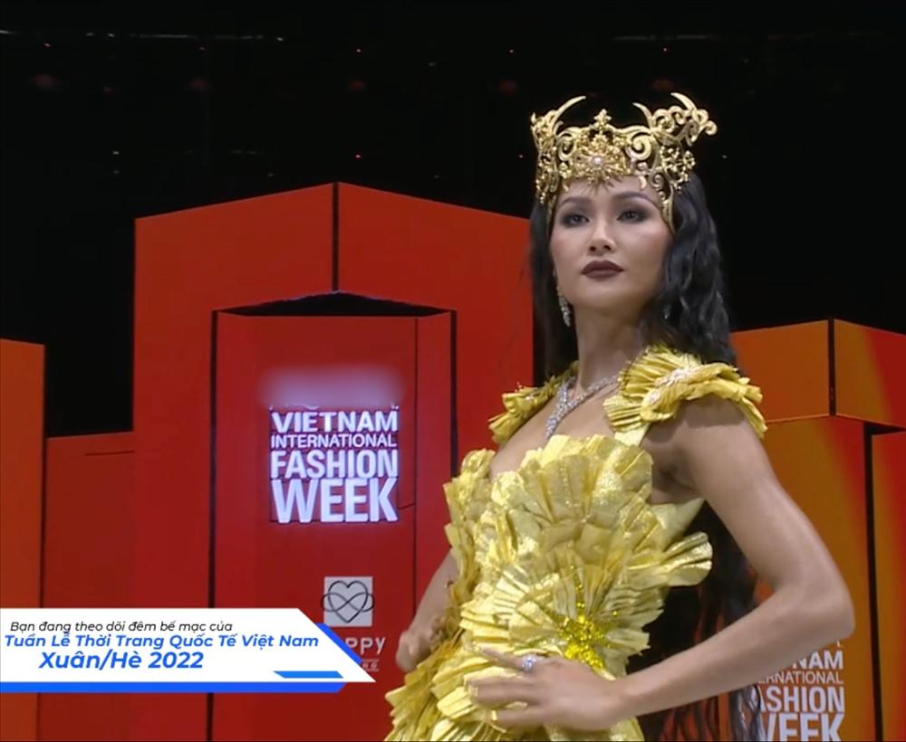 HHen Niê xử lý tinh tế dù gặp sự cố khi làm vedette-3