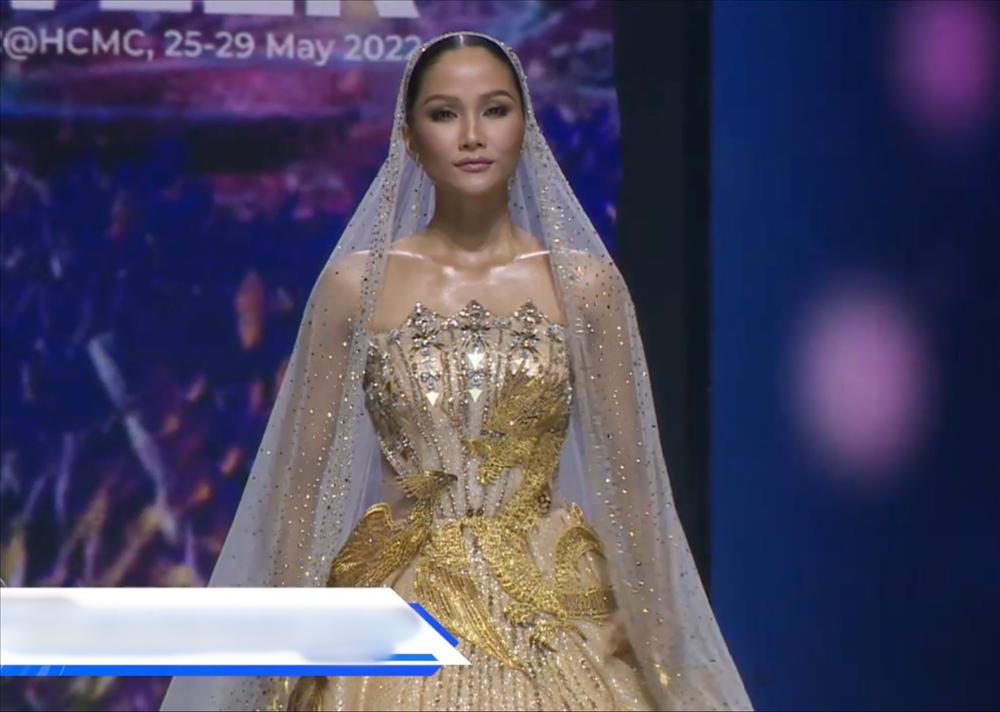 HHen Niê xử lý tinh tế dù gặp sự cố khi làm vedette-4