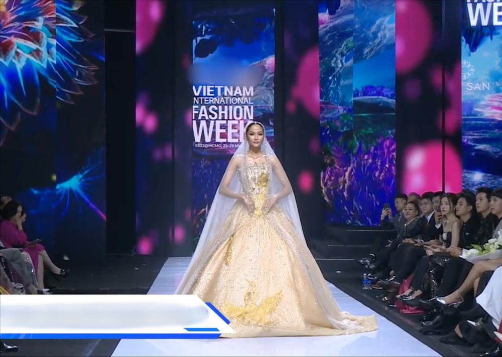 HHen Niê xử lý tinh tế dù gặp sự cố khi làm vedette-5