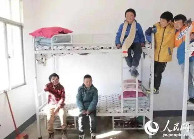 Cậu bé đóng băng từng làm lay động bao người giờ ra sao?-7