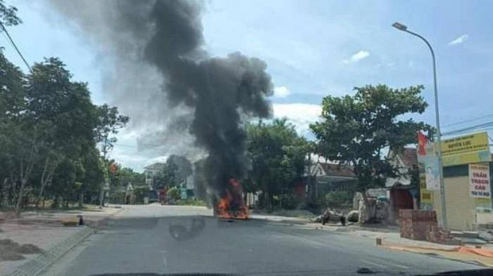 Ô tô bốc cháy ngùn ngụt trên quốc lộ-1