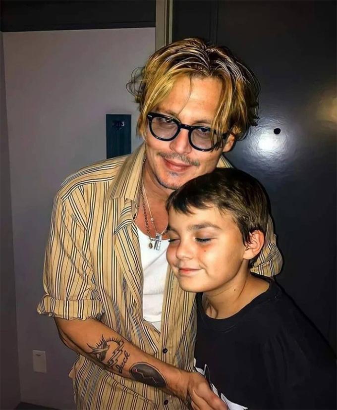 Con trai của Johnny Depp lại có gương mặt thừa hưởng nhiều đường nét của tài tử. Johnny xăm tên con trai trên tay để ghi dấu tình phụ tử sâu sắc của anh với bé Jack.