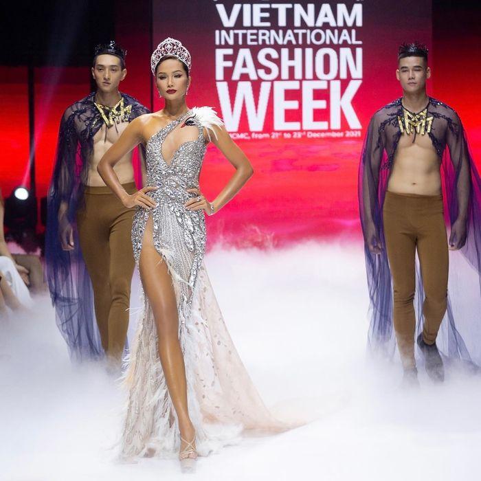 Cẩm Đan có thắng nổi khi mặc lại váy cũ của HHen Niê?-3