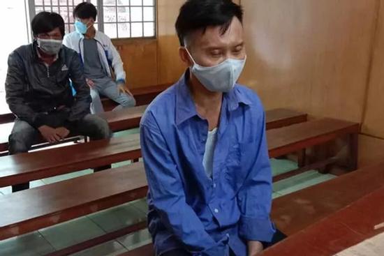 Con trai giết người vì tình, cha mẹ nai lưng gánh hậu họa