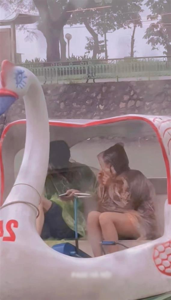 Rủ nhau đạp vịt giữa mưa bão, cặp uyên ương bất lực không thể về bờ-1