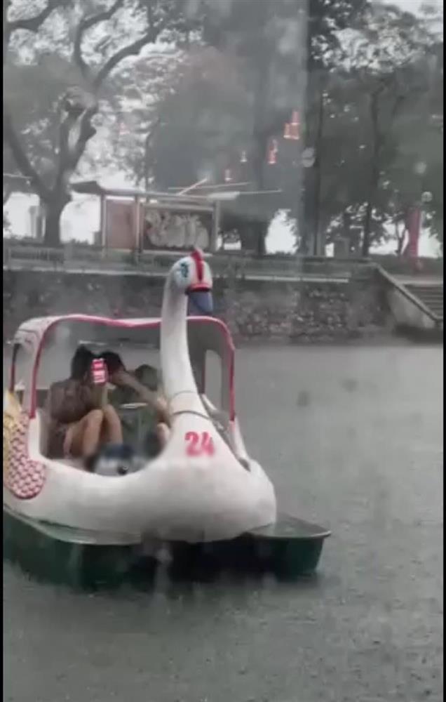 Rủ nhau đạp vịt giữa mưa bão, cặp uyên ương bất lực không thể về bờ-4