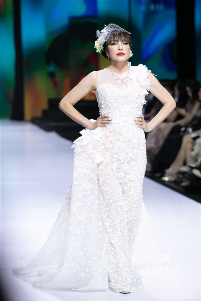 Ca sĩ Thanh Hà lộ hàng loạt khuyết điểm khi mặc váy cô dâu-3