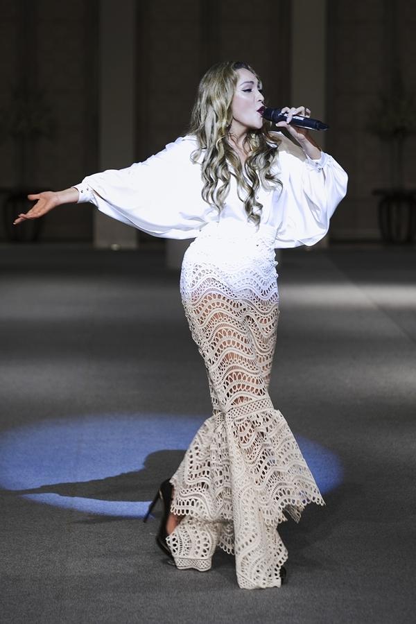 Ca sĩ Thanh Hà lộ hàng loạt khuyết điểm khi mặc váy cô dâu-2