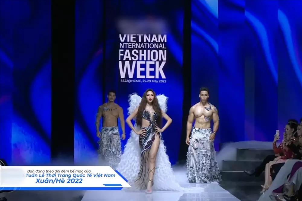 Diệp Bảo Ngọc liên tục ngã dúi dụi trên sàn diễn, nhìn mà xót-7