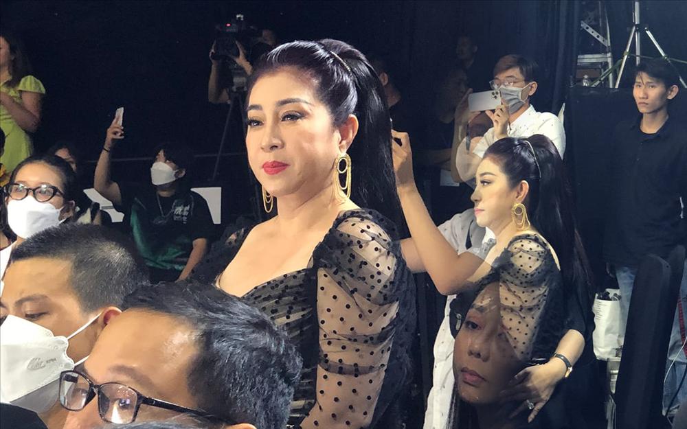 NSƯT Thoại Mỹ mất chỗ ngồi, đứng chen chúc tại show thời trang-1