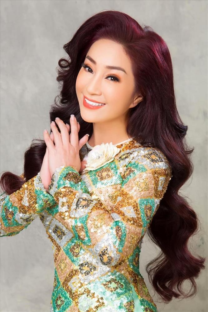 NSƯT Thoại Mỹ mất chỗ ngồi, đứng chen chúc tại show thời trang-2