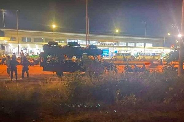 Người thân khóc ngất bên thi thể phụ nữ bị tai nạn giao thông-2