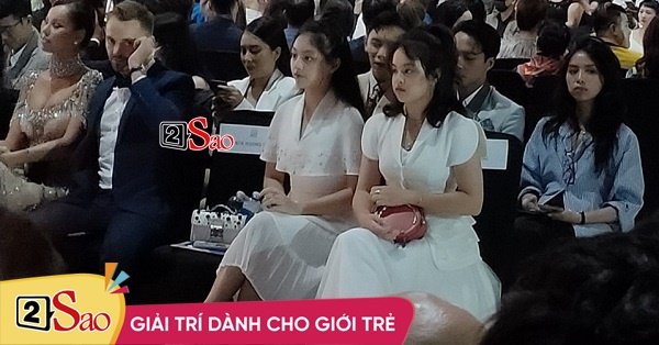 Thuy Hanh’s 2 daughters sit alone at a fashion show, where are you going?
