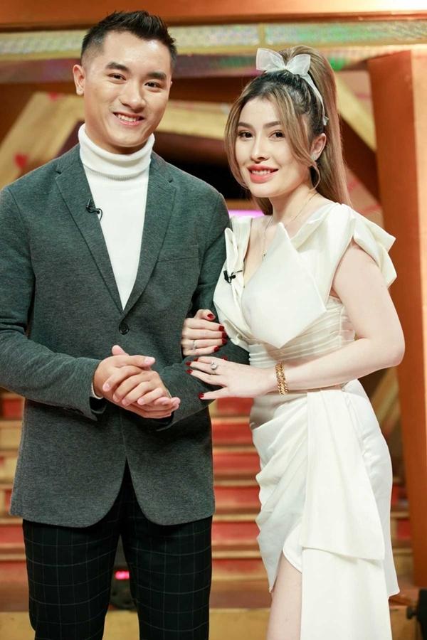 Phi công sa lưới, quyết cưa đổ chị gái gốc Hoa sau đêm ngủ chung-3