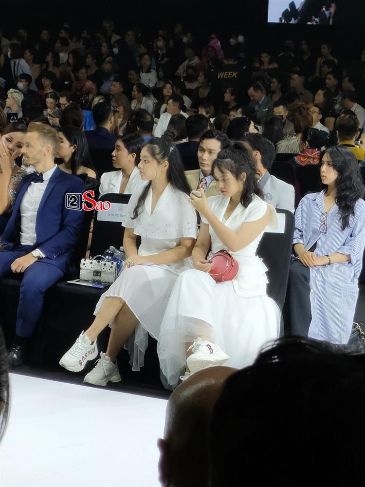 2 con gái Thúy Hạnh ngồi trơ trọi show thời trang, mẹ đi đâu?-1