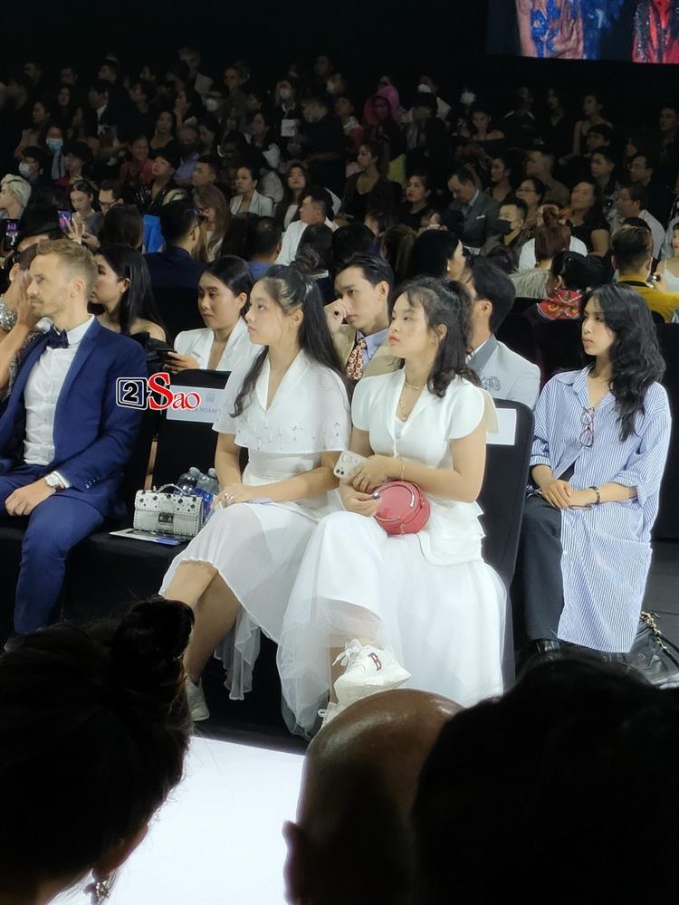 2 con gái Thúy Hạnh ngồi trơ trọi show thời trang, mẹ đi đâu?-2