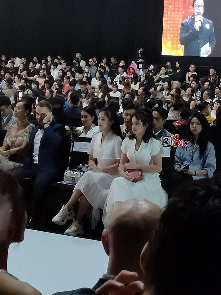 2 con gái Thúy Hạnh ngồi trơ trọi show thời trang, mẹ đi đâu?-3