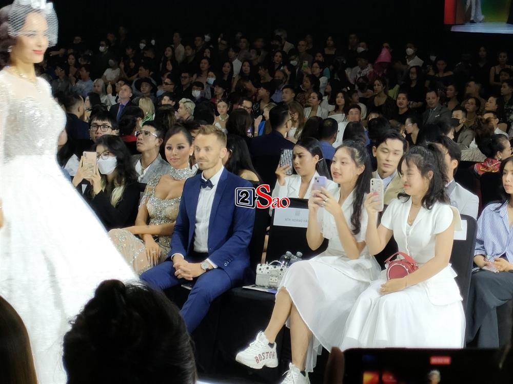 2 con gái Thúy Hạnh ngồi trơ trọi show thời trang, mẹ đi đâu?-5