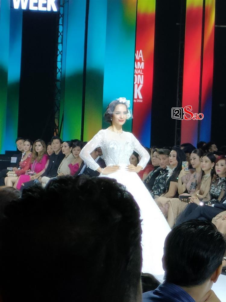 2 con gái Thúy Hạnh ngồi trơ trọi show thời trang, mẹ đi đâu?-4