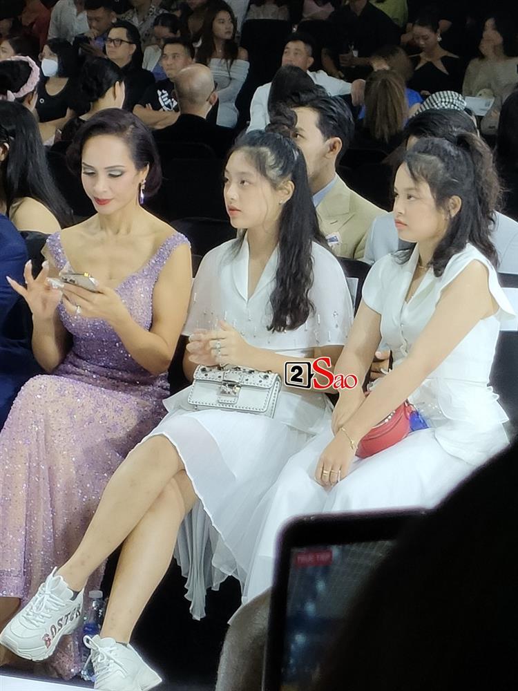 2 con gái Thúy Hạnh ngồi trơ trọi show thời trang, mẹ đi đâu?-7