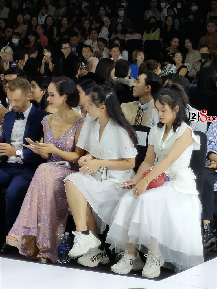 2 con gái Thúy Hạnh ngồi trơ trọi show thời trang, mẹ đi đâu?-9