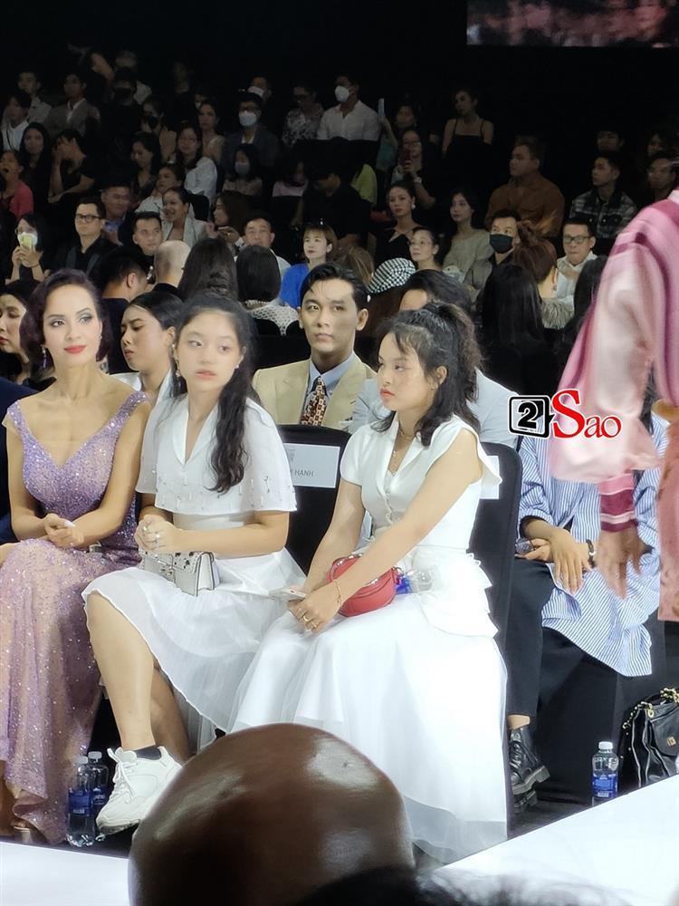 2 con gái Thúy Hạnh ngồi trơ trọi show thời trang, mẹ đi đâu?-10