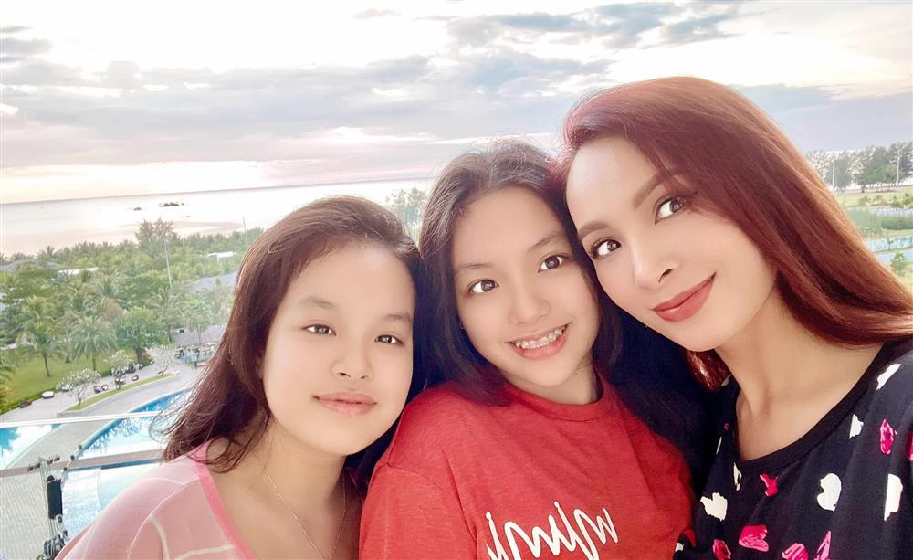 2 con gái Thúy Hạnh ngồi trơ trọi show thời trang, mẹ đi đâu?-12