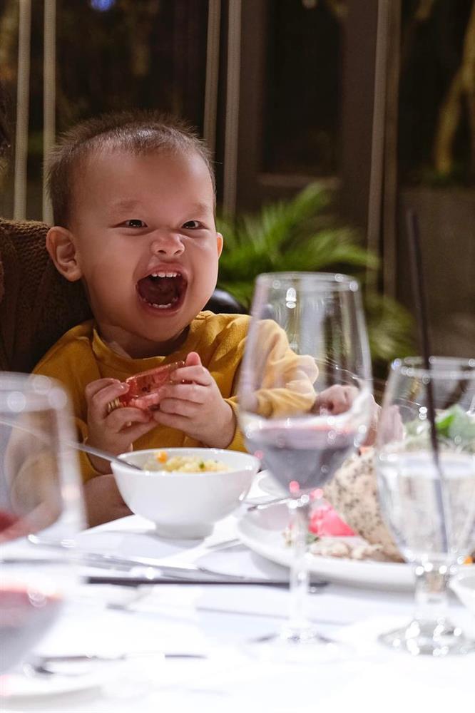 Bắt cận mặt mộc full HD của Hà Hồ khi chăm ái nữ Lisa-1