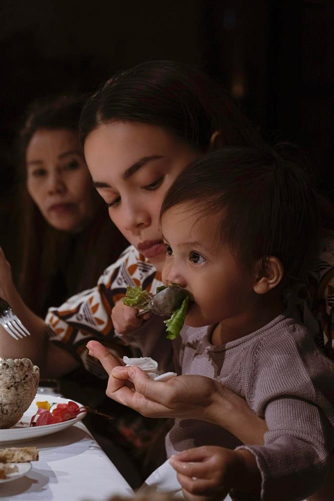 Bắt cận mặt mộc full HD của Hà Hồ khi chăm ái nữ Lisa-2