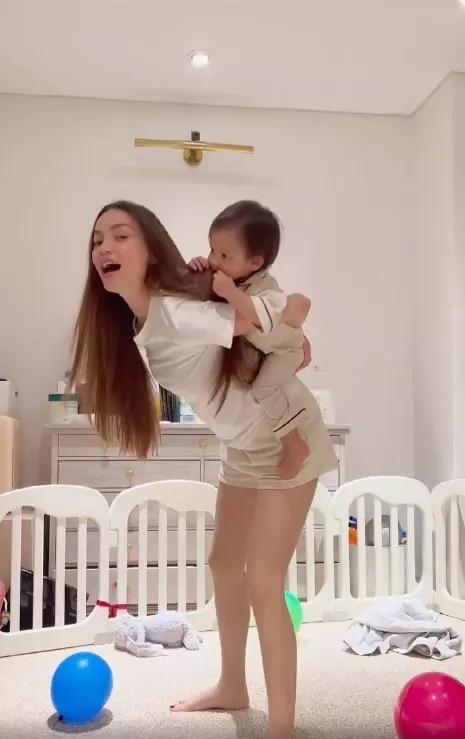 Bắt cận mặt mộc full HD của Hà Hồ khi chăm ái nữ Lisa-6