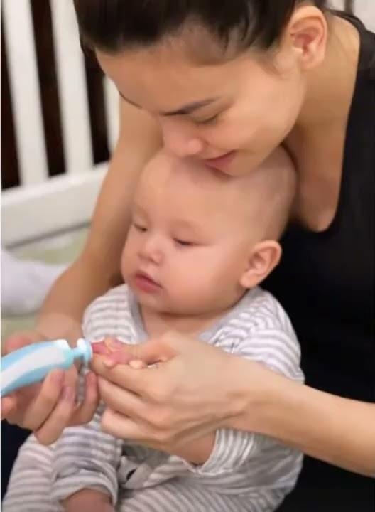 Bắt cận mặt mộc full HD của Hà Hồ khi chăm ái nữ Lisa-10