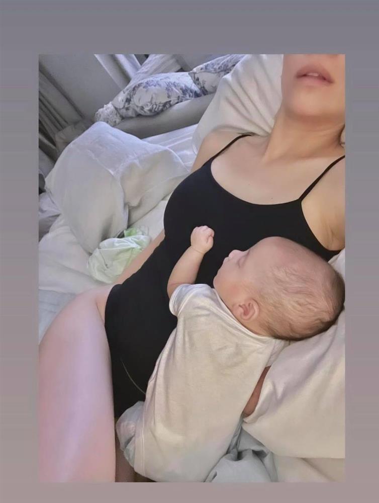 Bắt cận mặt mộc full HD của Hà Hồ khi chăm ái nữ Lisa-9