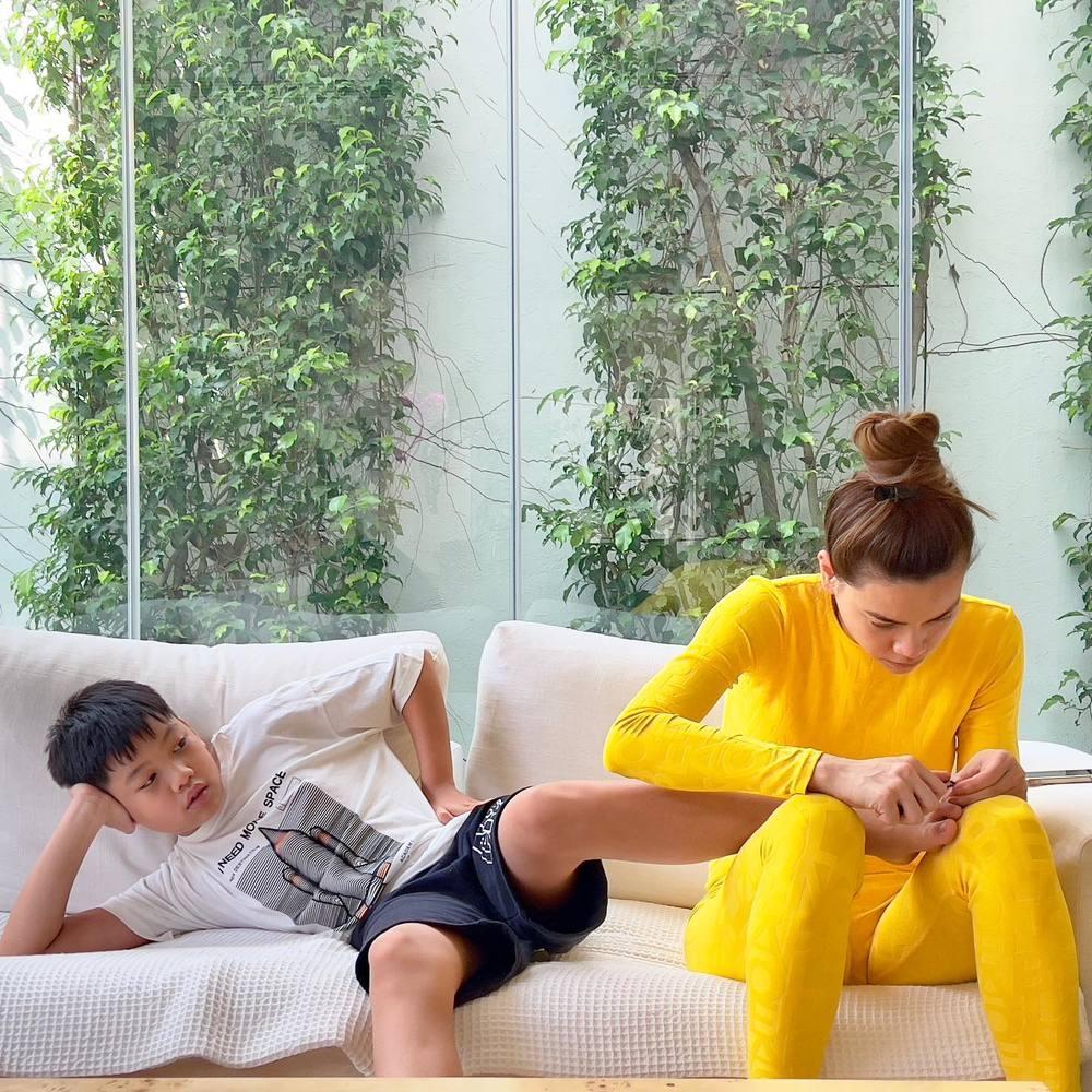 Bắt cận mặt mộc full HD của Hà Hồ khi chăm ái nữ Lisa-11