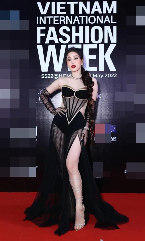 Hà Hồ diện đồ màu mè vẫn sang chảnh - HHen Niê sắc sảo-6